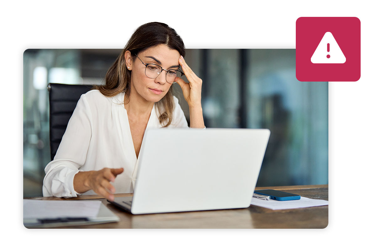 Vrouw die zich zorgen maakt over softwareproblemen op haar laptop