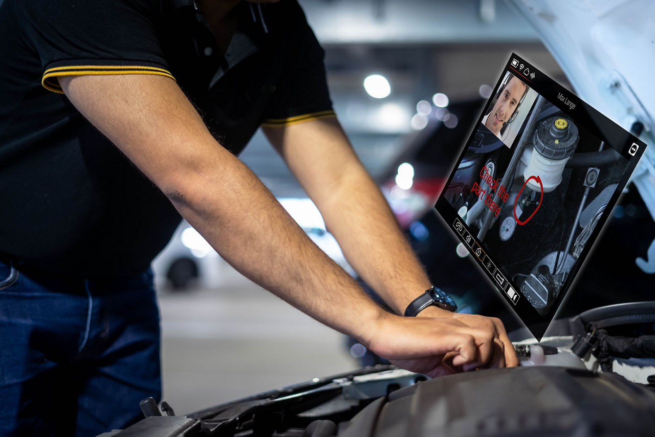 Trabajador utilizando TeamViewer Frontline para resolver problemas automotrices